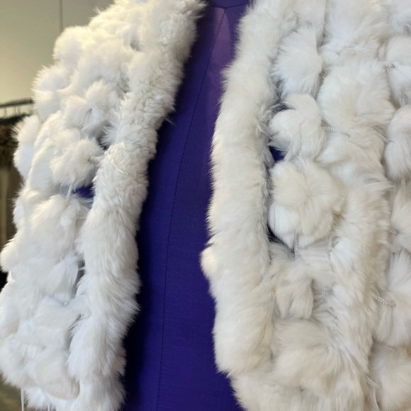 Knitted white fur Pompom scarf - Picture 2 of 2